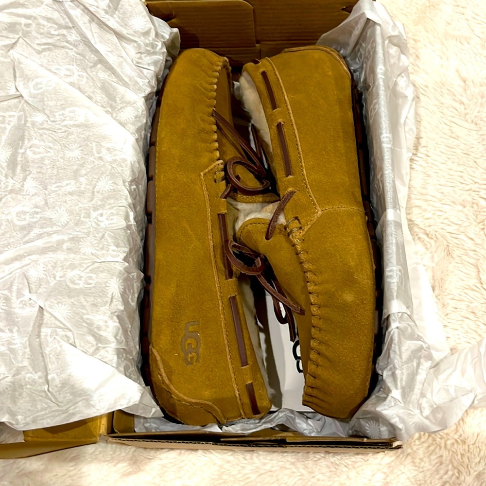 New in box UGG Dakota slipper size 6 women’s